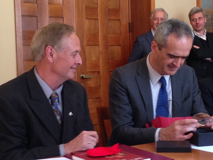 Donn Shilling dona al nostro Rettore il sigillo della University of Georgia impresso in un fermacarte di vetro.