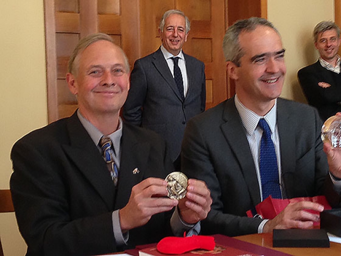 Donn Shilling e il nostro Rettore visibilmente soddisfatti dopo la firma dell'accordo.